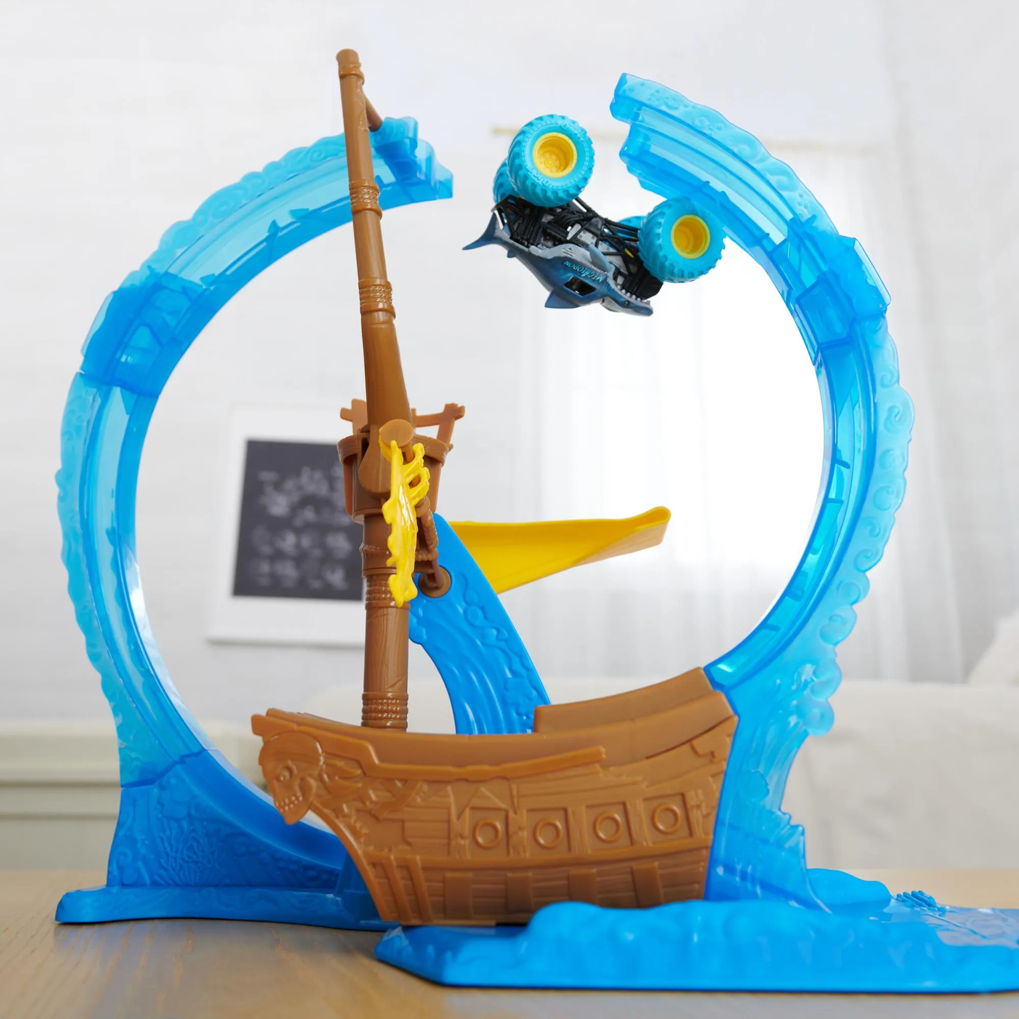 Monster Jam Megalodon Loop Of Doom Stunt Playset
